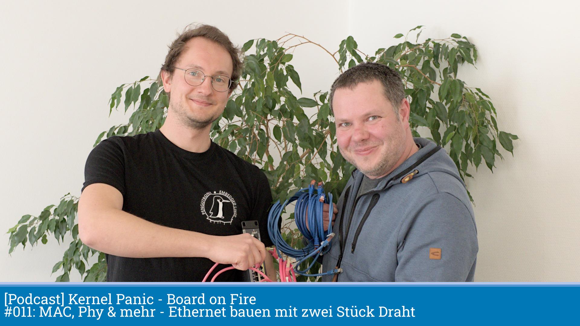 Porträt von Oleksij und Leonard, wie sie mit einem Netzwerkswitch in der Hand in die Kamera blicken.